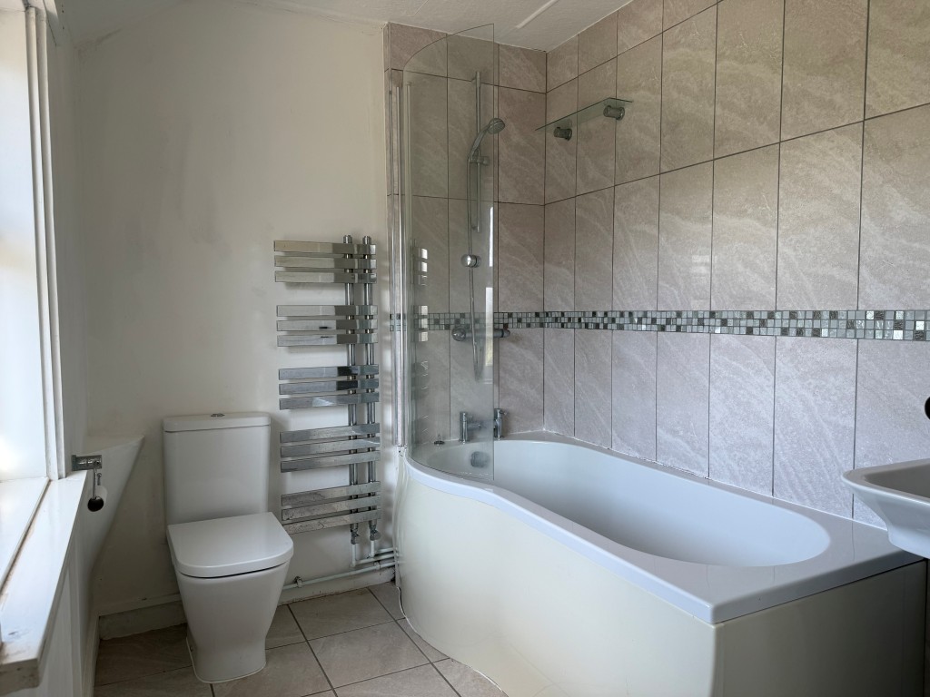 Lot: 121 - SEMI-DETACHED COTTAGE FOR UPDATING WITH GARDENS, PARKING AND PLANNING IN PRINCIPLE - Bathroom